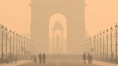 People walking in the thick morning smog seen around India Gate on Thursday in New Delhi as the AQI level of the city stood at 323 at 10 am (Vipin Kumar/Hindustan Times) People walking in the thick morning smog seen around India Gate on Thursday in New Delhi as the AQI level of the city stood at 323 at 10 am (Vipin Kumar/Hindustan Times)