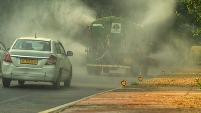 Water sprinkling trucks deployed across Delhi to spray water and help reduce the pollution levels which remains at ‘very poor’ category in majore areas. (Vipin Kumar/Hindustan Times) Water sprinkling trucks deployed across Delhi to spray water and help reduce the pollution levels which remains at ‘very poor’ category in majore areas. (Vipin Kumar/Hindustan Times)