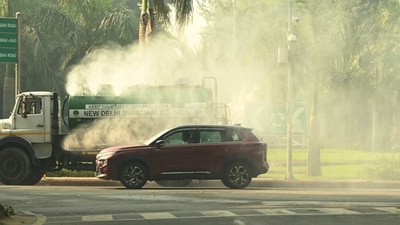 Fogging vehicles were seen taking a round of Delhi's NDMC area to reduce morning pollution and smog on Thursday (Vipin Kumar/Hindustan Times) Fogging vehicles were seen taking a round of Delhi's NDMC area to reduce morning pollution and smog on Thursday (Vipin Kumar/Hindustan Times)