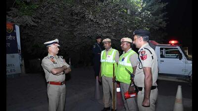 Haryana DGP interacting with the cops deployed at Kalanour check post near Haryana-UP border in Yamunanagar on Thursday. (HT Photo) Haryana DGP interacting with the cops deployed at Kalanour check post near Haryana-UP border in Yamunanagar on Thursday. (HT Photo)