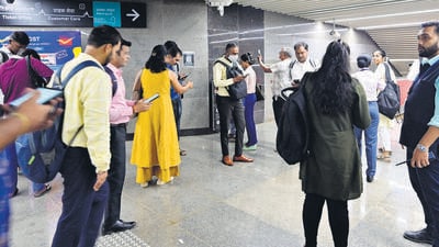 Internet is available in the concourse area of the stations but there is no range inside the trains. (Anshuman Poyrekar/HT Photo) Internet is available in the concourse area of the stations but there is no range inside the trains. (Anshuman Poyrekar/HT Photo)