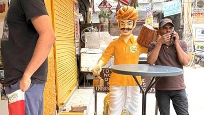 It is only later in a tea stall that a man is finally spotted in turban and dhoti. (HT Photo) It is only later in a tea stall that a man is finally spotted in turban and dhoti. (HT Photo)