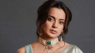 <p><strong>ఎంపీగా కంగనా రనౌత్</strong>- దీపావళి సందర్భంగా కంగనా రనౌత్ తన అధికారిక ఇంటిని అందంగా అలంకరించింది. అది చాలా చూడముచ్చటగా ఉంది. ఆ ఎంపీ హౌజ్లు కంగనా అయోధ్య అంత అందంగా తీర్చిదిద్దిందని, ప్రతి మూల ఎంతో బాగుందని కామెంట్స్ వినిపిస్తున్నాయి. </p> <p><strong>ఎంపీగా కంగనా రనౌత్</strong>- దీపావళి సందర్భంగా కంగనా రనౌత్ తన అధికారిక ఇంటిని అందంగా అలంకరించింది. అది చాలా చూడముచ్చటగా ఉంది. ఆ ఎంపీ హౌజ్లు కంగనా అయోధ్య అంత అందంగా తీర్చిదిద్దిందని, ప్రతి మూల ఎంతో బాగుందని కామెంట్స్ వినిపిస్తున్నాయి. </p>