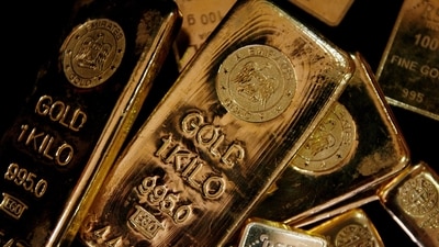 Gold prices tumble sharply on Wednesday; experts divided over future of the precious metal (REUTERS)