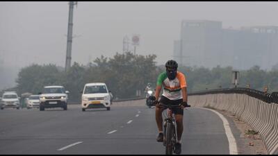 Marathoners, cyclists, and coaches say poor visibility and breathing issues have disrupted outdoor routines as Gurugram’s AQI slips into ‘very poor’. (Parveen Kumar/HT) Marathoners, cyclists, and coaches say poor visibility and breathing issues have disrupted outdoor routines as Gurugram’s AQI slips into ‘very poor’. (Parveen Kumar/HT)