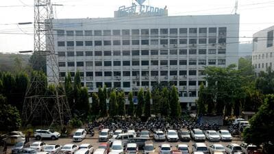 Navi Mumbai, India - March 3, 2023:Parking beneath high tension wire line by CIDCO bhavan at CBD Belapur in Navi Mumbai, India, on Friday, March 3, 2023. (Photo by Bachchan Kumar/ HT PHOTO) (HT PHOTO) Navi Mumbai, India - March 3, 2023:Parking beneath high tension wire line by CIDCO bhavan at CBD Belapur in Navi Mumbai, India, on Friday, March 3, 2023. (Photo by Bachchan Kumar/ HT PHOTO) (HT PHOTO)