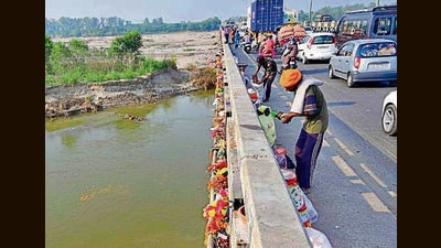 People dumping waste into the Sutlej River in Ludhiana on Thursday. (Gurpreet Singh/HT) People dumping waste into the Sutlej River in Ludhiana on Thursday. (Gurpreet Singh/HT)