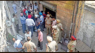 Police officials investigating the single-storey house where the explosion took place in Ludhiana on Thursday. (Gurpreet Singh/HT) Police officials investigating the single-storey house where the explosion took place in Ludhiana on Thursday. (Gurpreet Singh/HT)