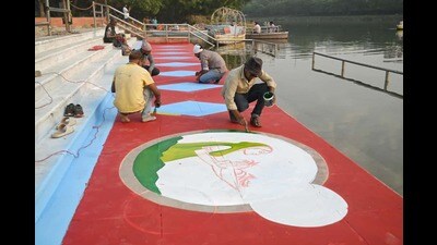 Preparations underway at Jhulelal Park, ahead of Chhath Puja, in Lucknow, on Thursday. (Mushtaq Ali/HT)