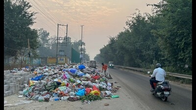Residents say Gurugram’s sanitation system has “collapsed” as garbage and cracker debris lie unattended for days; MCG cites staff shortage post-festival. (Parveen Kumar/HT) Residents say Gurugram’s sanitation system has “collapsed” as garbage and cracker debris lie unattended for days; MCG cites staff shortage post-festival. (Parveen Kumar/HT)