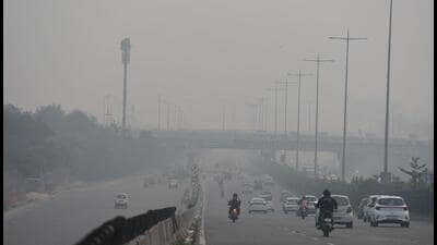 Smog engulfs the NH-48 stretch near the Signature Tower on Wednesday morning. (Parveen Kumar/HT) Smog engulfs the NH-48 stretch near the Signature Tower on Wednesday morning. (Parveen Kumar/HT)