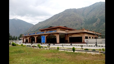 The airport in Bhuntar, Kullu district. (Aqil Khan /HT) The airport in Bhuntar, Kullu district. (Aqil Khan /HT)