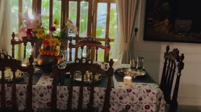 <p><strong>అందమైన డైనింగ్ టేబుల్</strong>- కంగనా తన ఇంటి భోజన ప్రాంతాన్ని కూడా చూపించింది. ఆ డైనింగ్ టేబుల్ చాలా సరళమైనది, విశాలంగా ఉంది. భారతీయ శైలితో అలంకరించబడింది.</p> <p><strong>అందమైన డైనింగ్ టేబుల్</strong>- కంగనా తన ఇంటి భోజన ప్రాంతాన్ని కూడా చూపించింది. ఆ డైనింగ్ టేబుల్ చాలా సరళమైనది, విశాలంగా ఉంది. భారతీయ శైలితో అలంకరించబడింది.</p>