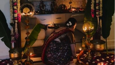 <p><strong>ఇంటి ఆలయం</strong>- కంగనా ఇంటి ఆలయం కూడా చాలా అందంగా ఉంది. దీపావళి సందర్భంగా కంగనా తన ఆలయాన్ని తన చేతులతో అలంకరించింది. అంతే కాదు ఈ నటి స్వయంగా రంగోలిని కూడా తెరకెక్కించింది.</p> <p><strong>ఇంటి ఆలయం</strong>- కంగనా ఇంటి ఆలయం కూడా చాలా అందంగా ఉంది. దీపావళి సందర్భంగా కంగనా తన ఆలయాన్ని తన చేతులతో అలంకరించింది. అంతే కాదు ఈ నటి స్వయంగా రంగోలిని కూడా తెరకెక్కించింది.</p>