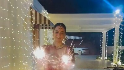 <p><strong>దీపావళి వేడుకలు</strong>- అక్షయ తృతీయ సందర్భంగా ఇంట్లోకి అడుగుపెట్టిన కంగనా రనౌత్ దీపావళి వేడుకలు అదే ఇంట్లో జరుపుకుంది. ఈ సందర్భంగా కంగనా రనౌత్ పటోలా చీర ధరించింది. ఆమె పూర్తిగా ఇండియన్ లుక్లో కనిపించింది. ఈ రోజుల్లో ఆమె స్వదేశీ దుస్తులను ప్రోత్సహిస్తోంది. ఇలాంటి పరిస్థితుల్లో నటి గుజరాత్కు చెందిన ప్రసిద్ధ పటోలా చీర ధరించింది.</p> <p><strong>దీపావళి వేడుకలు</strong>- అక్షయ తృతీయ సందర్భంగా ఇంట్లోకి అడుగుపెట్టిన కంగనా రనౌత్ దీపావళి వేడుకలు అదే ఇంట్లో జరుపుకుంది. ఈ సందర్భంగా కంగనా రనౌత్ పటోలా చీర ధరించింది. ఆమె పూర్తిగా ఇండియన్ లుక్లో కనిపించింది. ఈ రోజుల్లో ఆమె స్వదేశీ దుస్తులను ప్రోత్సహిస్తోంది. ఇలాంటి పరిస్థితుల్లో నటి గుజరాత్కు చెందిన ప్రసిద్ధ పటోలా చీర ధరించింది.</p>