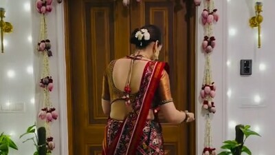 <p><strong>ఇంటి ప్రధాన ద్వారం</strong>- కంగనా తన ఇంటి ప్రధాన ద్వారాన్ని ఎరుపు, గులాబీ, తెలుపు రంగుల పూలతో చేసిన భారీ పైలాన్లతో అలంకరించింది. ఇది నిజంగా అందంగా కనిపిస్తుంది.</p> <p><strong>ఇంటి ప్రధాన ద్వారం</strong>- కంగనా తన ఇంటి ప్రధాన ద్వారాన్ని ఎరుపు, గులాబీ, తెలుపు రంగుల పూలతో చేసిన భారీ పైలాన్లతో అలంకరించింది. ఇది నిజంగా అందంగా కనిపిస్తుంది.</p>