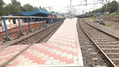 <p>ఇందులో భాగంగానే హైటెక్ సిటీ రైల్వే స్టేషన్ అభివృద్ధి పనులను చేపట్టారు. రైల్వేశాఖ రూపొందించిన డిజైన్ కు అనుగుణంగా పనులు జరుగుతున్నాయి.</p> <p>ఇందులో భాగంగానే హైటెక్ సిటీ రైల్వే స్టేషన్ అభివృద్ధి పనులను చేపట్టారు. రైల్వేశాఖ రూపొందించిన డిజైన్ కు అనుగుణంగా పనులు జరుగుతున్నాయి.</p>