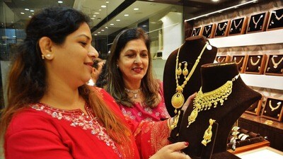 <p>విజయవాడలో 10 గ్రాముల పసిడి (22క్యారెట్లు) ధర రూ. 1,15,425 ఉంది. 24 క్యారెట్ల గోల్డ్​ ప్రైజ్​ రూ. 1,25,915గా ఉంది. కేజీ వెండి ధర రూ. 1,79,000గా ఉంది.</p> ( Praful Gangurde)