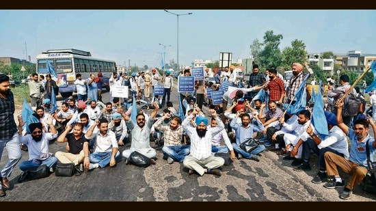 Contractual workers of Punjab Roadways, Punbus and PRTC block the Sherpur Chowk in Ludhiana on Thursday. (Gurpreet Singh/HT)