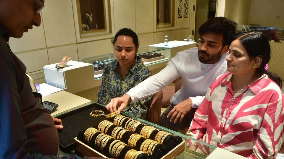 <p>ఇక విశాఖపట్నంలో 10గ్రాముల 22 క్యారెట్ల గోల్డ్​ ధర రూ. 1,15,427గాను, 24 క్యారెట్ల పసిడి ధర రూ. 1,25,917ను ఉంది. 100 గ్రాముల సిల్వర్​ రేటు రూ. 17,660 ఉంది.</p>