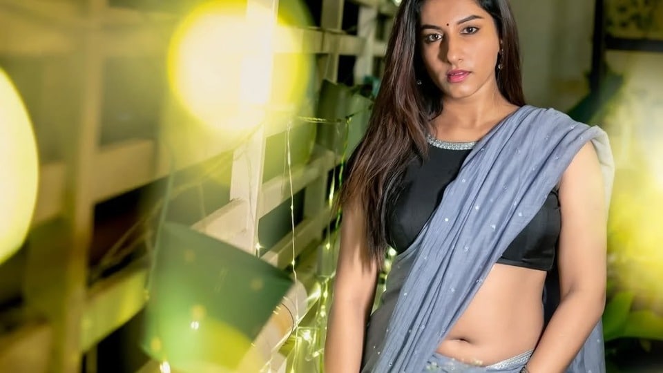 <p>నాభి అందాలతో ఇలా రెచ్చగొడుతోంది హాట్ బ్యూటీ విష్ణు ప్రియ భీమినేని. ఆమె రీసెంట్ గా ఇన్ స్టాలో పోస్టు చేసిన ఈ పిక్స్ వైరల్ గా మారాయి. </p>(instagram-Vishnupriyaa bhimeneni)