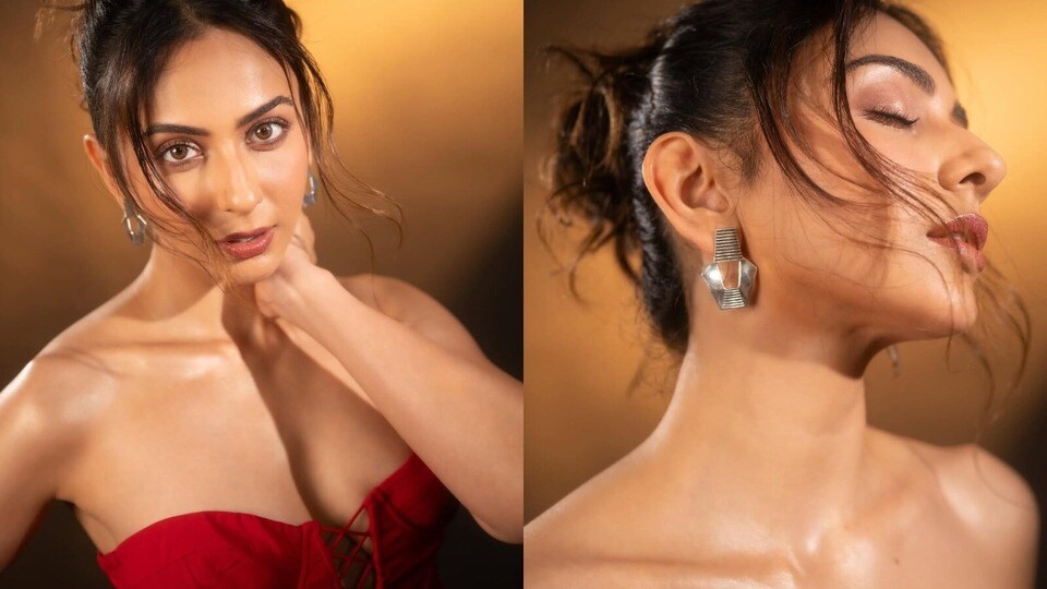 <p>ఈ ఫొటోలు చూసిన ఫ్యాన్స్ కామెంట్స్ సెక్షన్ లో రెడ్ హార్ట్, ఫైర్ ఎమోజీలను పోస్ట్ చేశారు.</p>