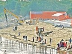 Preparations for Chhath Puja underway at a Yamuna ghat near ITO. (Sanjeev Verma/HT Photo)