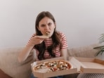 Jessie Inchauspe highlighted that eating late at night (after 8 pm) can raise glucose and insulin by 20-40 percent.