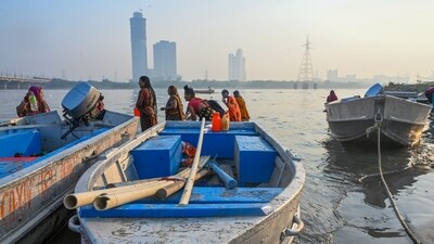 Gram it: Devotees bathe and offer prayers in the Yamuna river at Kalindi Kunj Ghat. Delhi CM Rekha Gupta has announced a government holiday on the third day of Chhath Puja, that is, Monday.  
The four-day festival, begins today with Nahay Khay followed by Kharna on the second day. On the third day, devotees will make offerings to the setting sun, and on the final day they will worship the rising sun. (Photo: Sunil Ghosh/HT)