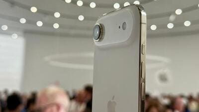 At 5.6mm, the Apple iPhone Air is slightly thinner than the 5.8mm Samsung Galaxy S25 Edge. (Vishal Mathur / HT Photo)