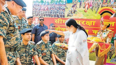 CM Gupta also celebrated Bhai Dooj with the personnel. (HT Photo) CM Gupta also celebrated Bhai Dooj with the personnel. (HT Photo)