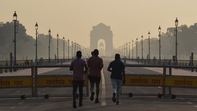 New Delhi, Oct 24 (ANI): People jog amid smog as the Air Quality Index (AQI) drops, at the Kartavya Path in New Delhi on Friday. (ANI Photo/Sumit) (Sumit Pal) New Delhi, Oct 24 (ANI): People jog amid smog as the Air Quality Index (AQI) drops, at the Kartavya Path in New Delhi on Friday. (ANI Photo/Sumit) (Sumit Pal)