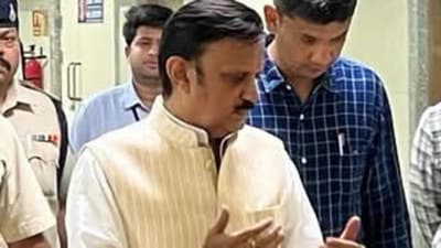 Deputy chief minister Rajendra Shukla met two patients undergoing treatment for eye injuries in Bhopal. (X) Deputy chief minister Rajendra Shukla met two patients undergoing treatment for eye injuries in Bhopal. (X)