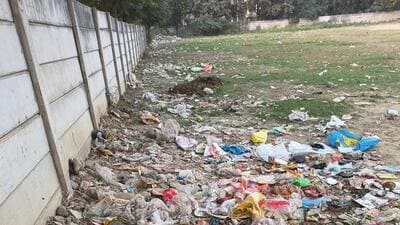Locals say the growing piles emit a foul stench, highlighting the civic body’s alleged negligence in maintaining hygiene in the area. (HT photo) Locals say the growing piles emit a foul stench, highlighting the civic body’s alleged negligence in maintaining hygiene in the area. (HT photo)