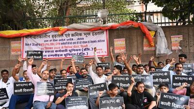 MCD employees protesting last week in front of Civic Centre. (Arvind Yadav/HT Photo) MCD employees protesting last week in front of Civic Centre. (Arvind Yadav/HT Photo)