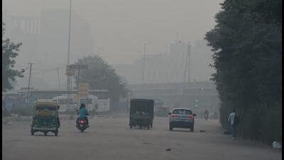 MCG’s idea to use cloud seeding to cut pollution faces hurdles as IMD reports dry air, 32°C temperatures, and low moisture levels across the city. (Parveen Kumar/HT)