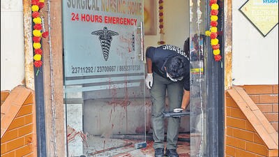 Mumbai, India. Oct 24, 2025 - Forensic experts searched and collected evidence at the site of the attack on a woman in the Kalachowki area of Mumbai. A man attacked the woman and subsequently committed suicide in a nursing home on Friday morning. The man died at the scene, while the woman was injured and admitted to a government hospital. Mumbai, India. Oct 24, 2025. (Photo by Raju Shinde/HT Photo) (Raju Shinde) Mumbai, India. Oct 24, 2025 - Forensic experts searched and collected evidence at the site of the attack on a woman in the Kalachowki area of Mumbai. A man attacked the woman and subsequently committed suicide in a nursing home on Friday morning. The man died at the scene, while the woman was injured and admitted to a government hospital. Mumbai, India. Oct 24, 2025. (Photo by Raju Shinde/HT Photo) (Raju Shinde)