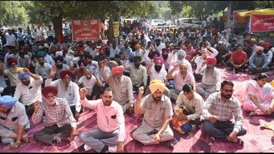 PSPCL employees protest at chief engineer’s office in Sarabha Nagar, Ludhiana, on Friday. (Gurpreet Singh/HT) PSPCL employees protest at chief engineer’s office in Sarabha Nagar, Ludhiana, on Friday. (Gurpreet Singh/HT)
