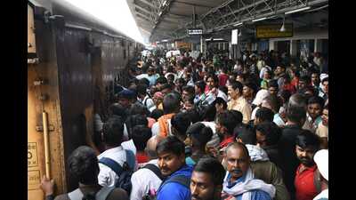 Passengers struggle to board the Bagh Express at Gorakhpur Railway Station on Friday afternoon (HT Photo) Passengers struggle to board the Bagh Express at Gorakhpur Railway Station on Friday afternoon (HT Photo)