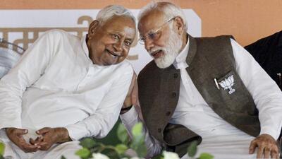 Prime Minister Narendra Modi (right) with Bihar chief minister Nitish Kumar in Samastipur on Friday. (PTI)