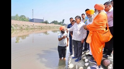 Punjab governor Gulab Chand Kataria, Rajya Sabha MP Balbir Singh Seechewal with officials review the Buddha Nullah rejuvenation project in Ludhiana on Friday. (HT Photo) Punjab governor Gulab Chand Kataria, Rajya Sabha MP Balbir Singh Seechewal with officials review the Buddha Nullah rejuvenation project in Ludhiana on Friday. (HT Photo)