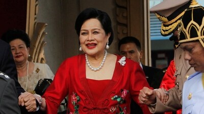Thailand's Queen Sirikit in Chinatown for Lunar New Year celebrations in Bangkok, January 23, 2012. (Reuters)