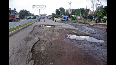 The Delhi-Saharanpur Road passing through Loni crumbles during the monsoon season in Ghaziabad (Sakib Ali /HT) The Delhi-Saharanpur Road passing through Loni crumbles during the monsoon season in Ghaziabad (Sakib Ali /HT)