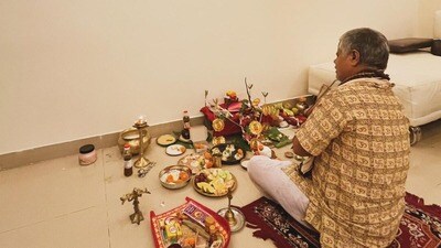 ঠাকুর মশাইয়ের তত্ত্বাবধানে চলছে সত্যনারায়ণ পুজো। নতুন বাড়ি কেনার পর এই ছবি খুবই চেনা। পুজোয় যজ্ঞ করতে দেখা যায় অভিনেত্রীর বাবা সঞ্জয় বসু। ঠাকুর মশাইয়ের তত্ত্বাবধানে চলছে সত্যনারায়ণ পুজো। নতুন বাড়ি কেনার পর এই ছবি খুবই চেনা। পুজোয় যজ্ঞ করতে দেখা যায় অভিনেত্রীর বাবা সঞ্জয় বসু।