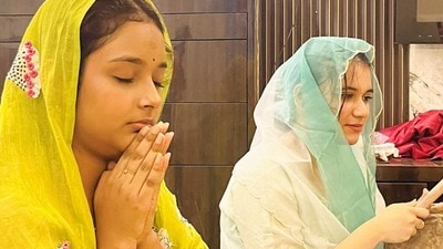 দেবাদৃতার পাশাপাশি তাঁর বোন এবং মাকেও দেখা যায় পুজোয় বসতে। নিঃসন্দেহে এই মুহূর্তটি প্রত্যেকের কাছে বিশেষ একটি মুহূর্ত। তবে এই নতুন ফ্ল্যাট কোথায় নিয়েছেন তাঁরা, সেটা এখনও জানা যায়নি। দেবাদৃতার পাশাপাশি তাঁর বোন এবং মাকেও দেখা যায় পুজোয় বসতে। নিঃসন্দেহে এই মুহূর্তটি প্রত্যেকের কাছে বিশেষ একটি মুহূর্ত। তবে এই নতুন ফ্ল্যাট কোথায় নিয়েছেন তাঁরা, সেটা এখনও জানা যায়নি।