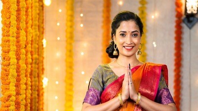 <p>గంగాజలం శతాబ్దాలుగా పవిత్రమైనదిగా పరిగణిస్తారు. ఎందుకంటే ఇది ఆధ్యాత్మిక స్వచ్ఛతతో పాటు సహజ బ్యాక్టీరియా లక్షణాలను కలిగి ఉంది, ఇది గాలి, పర్యావరణాన్ని శుద్ధి చేయడంలో అద్భుతాలు చేస్తుంది. దీనిని ఇంట్లో పిచికారీ చేసినప్పుడు వ్యతిరేక ఆలోచనలు, నెగటివ్ ఎనర్జీ, వాస్తు దోషం తొలగిపోతాయి. మనసులో శాంతి ఉంటుంది, సంబంధాలలో మాధుర్యం వస్తుంది.</p> <p>గంగాజలం శతాబ్దాలుగా పవిత్రమైనదిగా పరిగణిస్తారు. ఎందుకంటే ఇది ఆధ్యాత్మిక స్వచ్ఛతతో పాటు సహజ బ్యాక్టీరియా లక్షణాలను కలిగి ఉంది, ఇది గాలి, పర్యావరణాన్ని శుద్ధి చేయడంలో అద్భుతాలు చేస్తుంది. దీనిని ఇంట్లో పిచికారీ చేసినప్పుడు వ్యతిరేక ఆలోచనలు, నెగటివ్ ఎనర్జీ, వాస్తు దోషం తొలగిపోతాయి. మనసులో శాంతి ఉంటుంది, సంబంధాలలో మాధుర్యం వస్తుంది.</p>