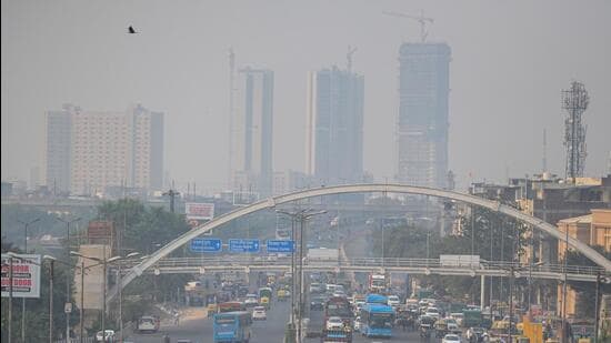 Dense layer of smog envelops Anand Vihar, as seen on Thursday. (RAJ K RAJ /HT PHOTO)
