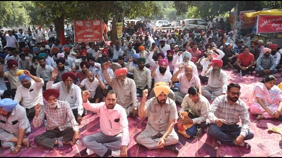 PSPCL employees protest at chief engineer’s office in Sarabha Nagar, Ludhiana, on Friday. (Gurpreet Singh/HT)
