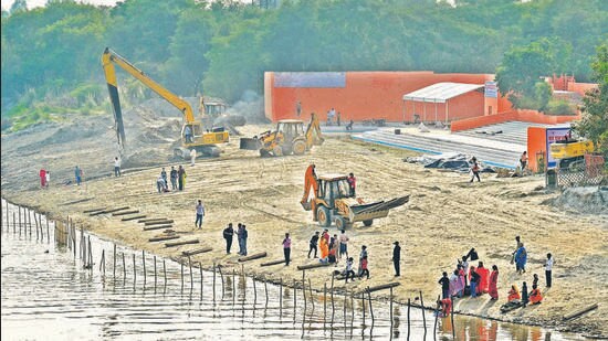 Preparations for Chhath Puja underway at a Yamuna ghat near ITO. (Sanjeev Verma/HT Photo)