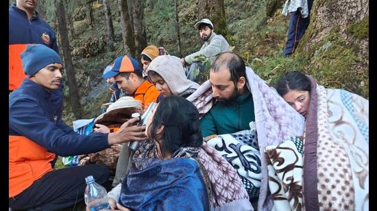 The family of the Dadour area in Mandi had lost their way on Thursday evening at around 7:30 pm due to dense forest and fog (HT Photo)